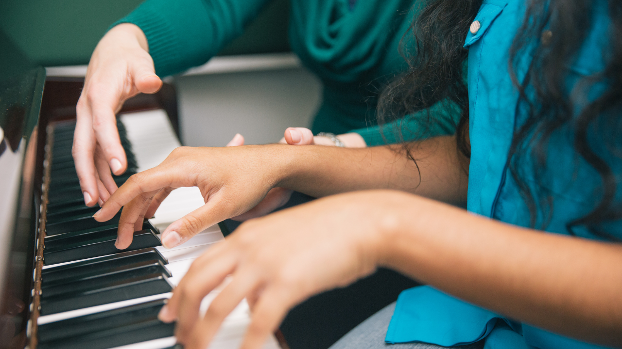 オンラインのピアノレッスンでは、手元を映すの？